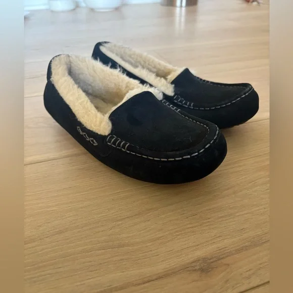UGG | Shoes | Ugg Black Slippers With Soft Cream Interior  display picture 2